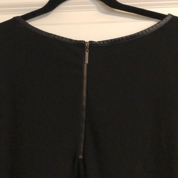⭐️5 for $25⭐️ 

Black leather accent top - Picture 3 of 4
